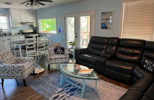 Clarksville House | Dockside Dreamz- Lakefront duplex with dock and beach - sleeps 12