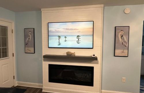 Clarksville House | Dockside Dreamz- Lakefront duplex with dock and beach - sleeps 12