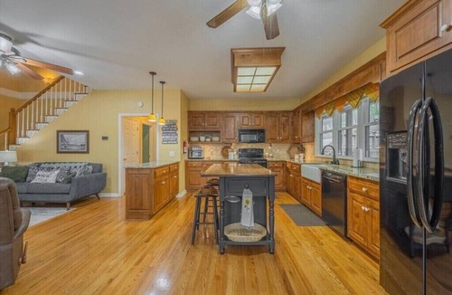 Reed Creek House | Dog Friendly Private Lake Cove Retreat-Kayaks, Fire-pit, FREE Flexible Check IO