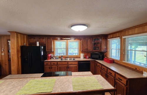 Crumpler Cottage | Dog-Kids and Family Friendly Riverfront Cabin!