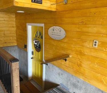 Golden Apartment | Downtown Alpine Suite