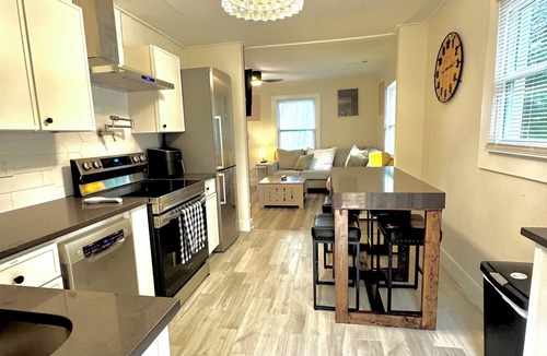 Enderly Park House | Downtown, Bank of America, Spectrum Arena, Bojangles, Charlotte Convention Center all within 6-10 minutes