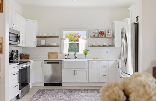 Bristol House | Downtown Bristol Hot Tub Sleeps 9 Near Hard Rock Pets Welcome