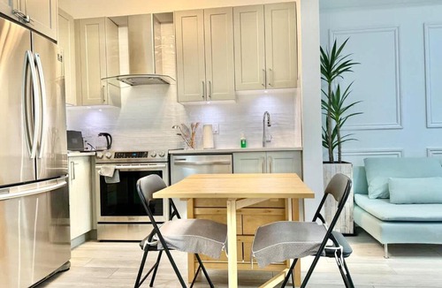 Surrey Apartment | Downtown Condo Vancouver Skytrain Free Parking
