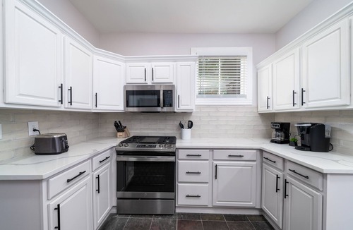 Westside House | Downtown - Glam Room + Patio & Fire Pit!