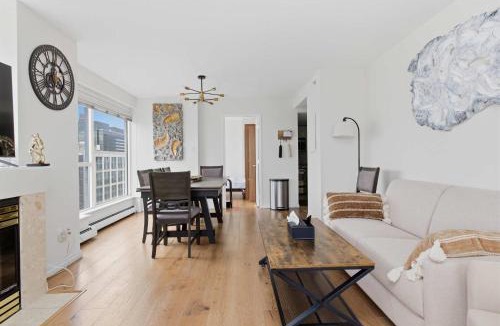 Gastown Apartment | Downtown Skyline Condo with Amazing Views