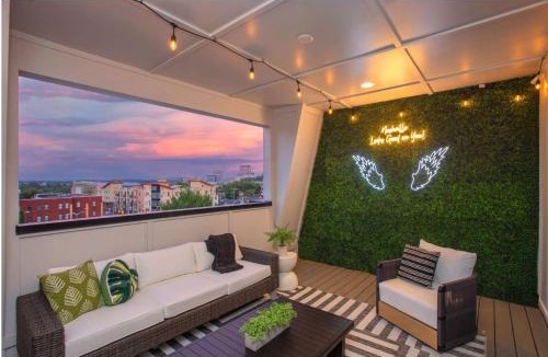 Buena Vista House | Downtown Views Glam Stations Close to Broadway