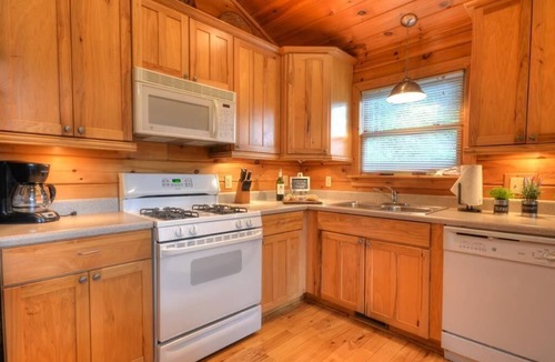 Bryson City Cabin | Dreamcatcher - Free Railroad Tix - secluded - Fire Pit and Outdoor Bed Swing