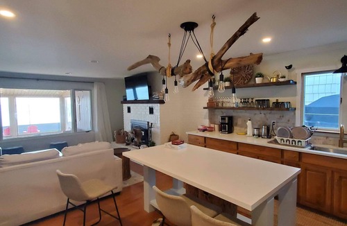 Leamington House | Driftwood Lakehouse with hot tub. Short walk to Point Pelee Park