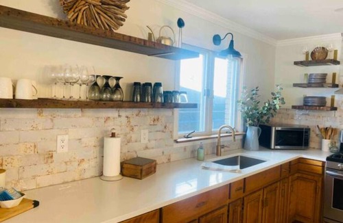 Leamington House | Driftwood Lakehouse with hot tub. Short walk to Point Pelee Park