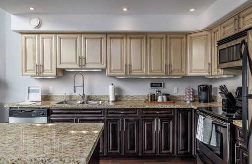 Okanagan-Similkameen Condo | DT modern loft | 1 block to beach | MIN 90-day stays