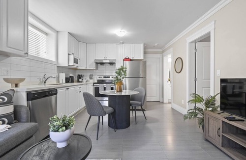 Fraserview House | East Van 1BD/1BA Basement Suite |Near Central Park
