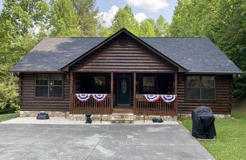 Gatlinburg Cabin | Easy Access Gatlinburg Cabin-2 MasterSuites-Only Minutes to Town-RockyTop 1 Mile