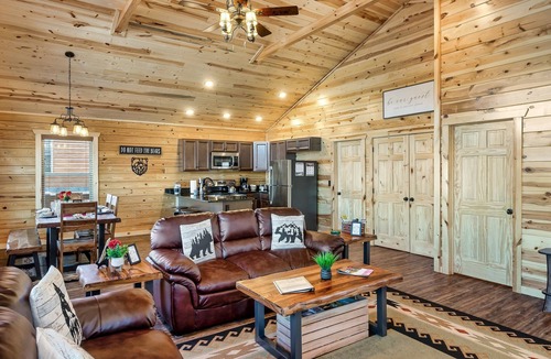 Gatlinburg Cabin | Easy Drive, Awesome Reviews, Hot tub, Arcade, Next to National Park
