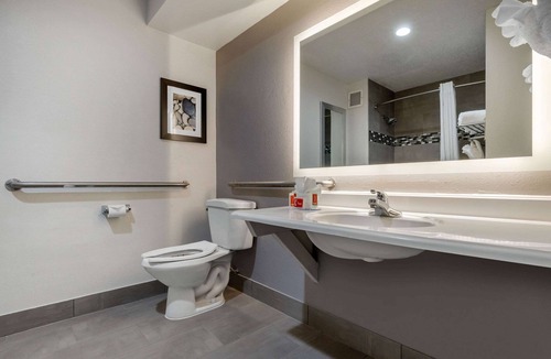 Red Hill Hotel | Econo Lodge at the University
