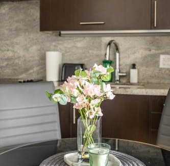 Willowdale Apartment | Elegance In Peonies 1 Bedroom Condo 23 Floor Free parking in Downtown Toronto