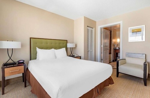 Northeast Virginia Beach Hotel | Elegant 4-Room Coastal Retreat – Fun, Comfort & Beach Access