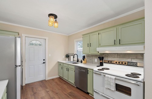 Kingsport Apartment | Elegant & Central ~ Queen Beds ~ Private Yard