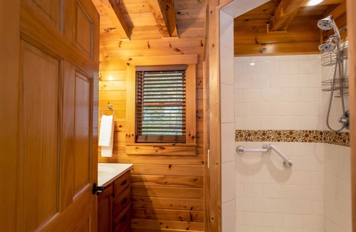 Vilas Cabin | Elegant Lodge Near Historic Valle Crucis