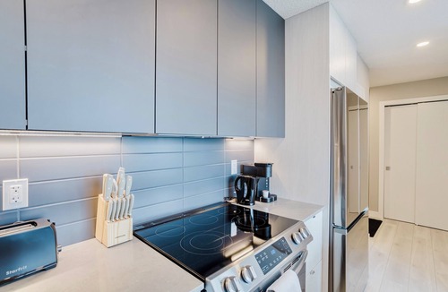 North Central Edmonton Apartment | Elegant Suite, Dt Views,River valley