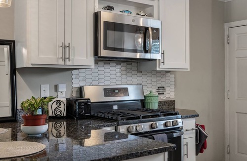 North Charleston Apartment | ELITE 2BR - ONLY 15m to Hospitals & Beaches - ONLY 10m to Airport - FREE Parking