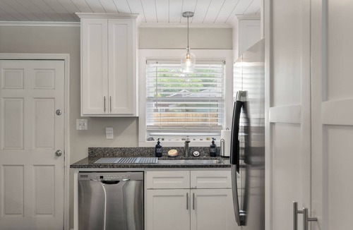 North Charleston Apartment | ELITE 2BR - ONLY 15m to Hospitals & Beaches - ONLY 10m to Airport - FREE Parking