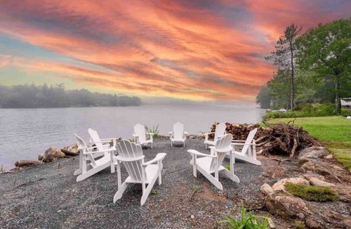 East Hants House | Elite Lakehouse w/Hot Tub & Sauna