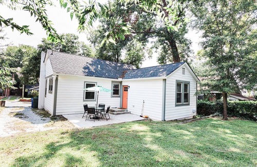 Columbia House | Elmwood Park Retreat: Renovated 3-Bed 2-Bath DT