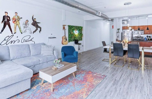 Downtown Memphis Apartment | `Elvis - The Legend` Loft - Steps from Attractions