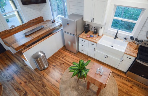 Marion Cabin | Enchanting Treehouse with Modern Amenities