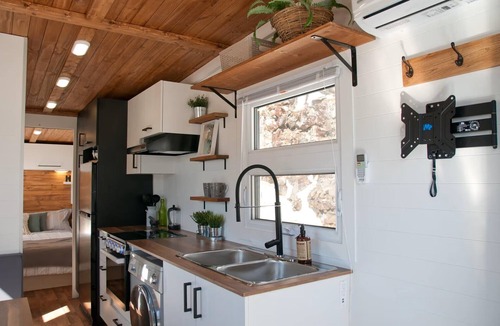 Springfield Cottage | Enjoy the lovely setting of this romantic spot in nature.