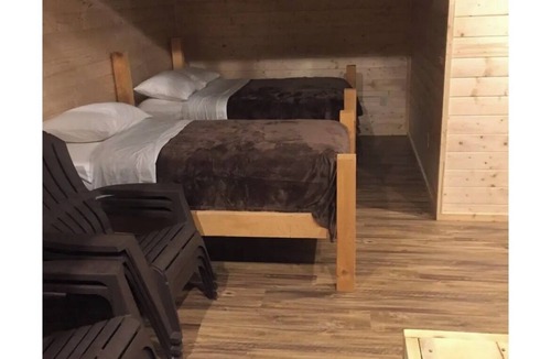 Bluewell Cabin | Enjoyable centrally located 1-bedroom cabin in Bluewell at Gold & Blue cabins