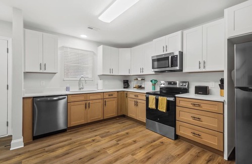 Taylors House | Entire Duplex w/2 Private Decks | Sleeps 12 | Great for Groups | 10 min to GVL