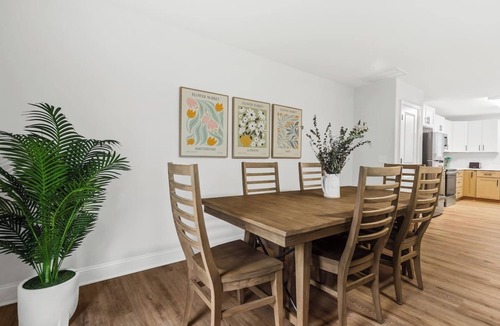 Taylors House | Entire Duplex w/2 Private Decks | Sleeps 12 | Great for Groups | 10 min to GVL