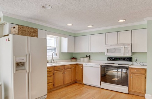Southern Coast House | Entire Home In Saco Maine! 3.5mil to Old Orchard Beach. Coastal Retreat!