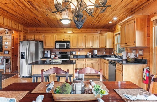 Gatlinburg Cabin | Epic Views + Game Room + Hot Tub | Bear’s Lookout