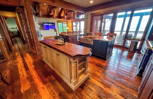 West Jefferson Cabin | Escape the Heat, Embrace the Mtns! 6BR/5BA w/Views Near West Jefferson