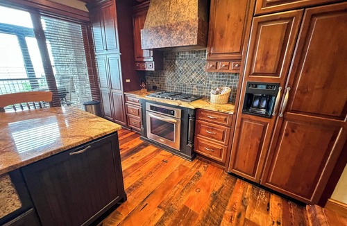 West Jefferson Cabin | Escape the Heat, Embrace the Mtns! 6BR/5BA w/Views Near West Jefferson