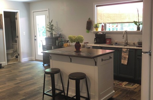 Lavonia Cottage | ESCAPE to Lake Hartwell. Large, 2/1 guest cottage on 5.29 acres with dock.