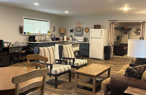 Lavonia Cottage | ESCAPE to Lake Hartwell. Large, 2/1 guest cottage on 5.29 acres with dock.