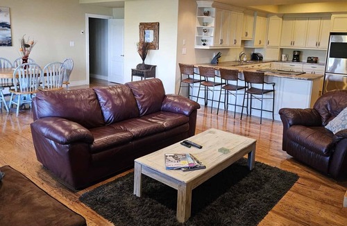 Twin Bay Apartment | Escape to the Lake Living