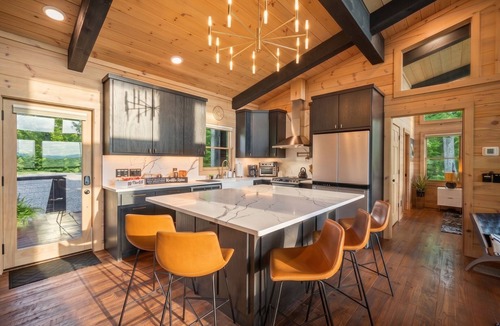 Epworth Cabin | Exclusive Luxe Escape Epic Views HotTub FirePit Games EV🔌 Privacy