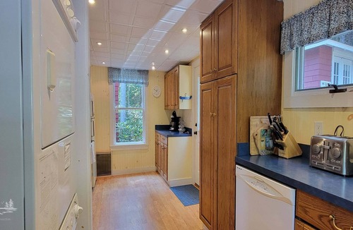 Southport Cottage | Experience lakeside luxury at Piffi Biff, a spacious 5-bedroom cabin on Southport, ME.