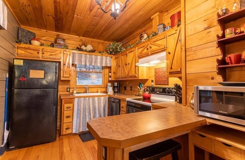 Purlear Cabin | Experience relaxation at Bobcat Retreat, a cozy 3-bedroom cabin in Purlear, NC.