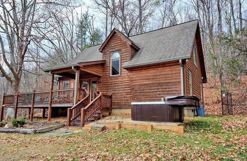 Jefferson Cabin | Experience relaxation in the spacious Phoenix Cabin, Jefferson, NC, perfect for 10 guests.