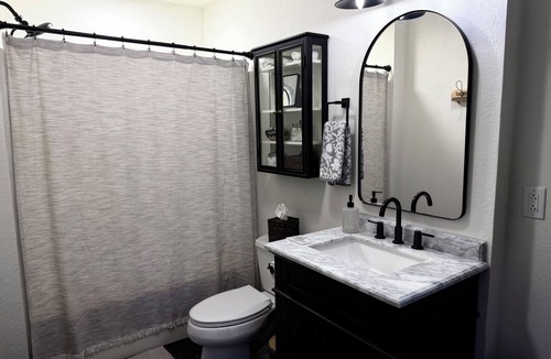 Manteo Apartment | Experience the charm of Manteo from this inviting 2 bedroom apartment.