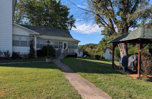 Stokes House | Fabulous 3-bedroom Farmhouse Minutes from Hanging Rock State Park