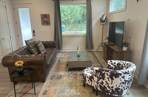 Sugar Creek House | Fabulous 4-bedroom house with Central AC in charming Charlotte close UNC & NoDa