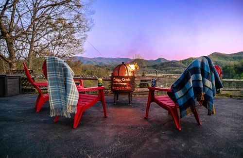 Burnsville Cabin | Fainting Goats! & Epic Views- Luxe Mountaintop Cabin near Asheville, NC