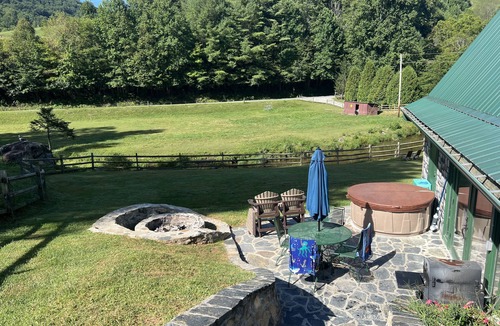 Sugar Grove Cabin | Fairytale Barn Hot Tub Trout Stream and Petting Zoo?